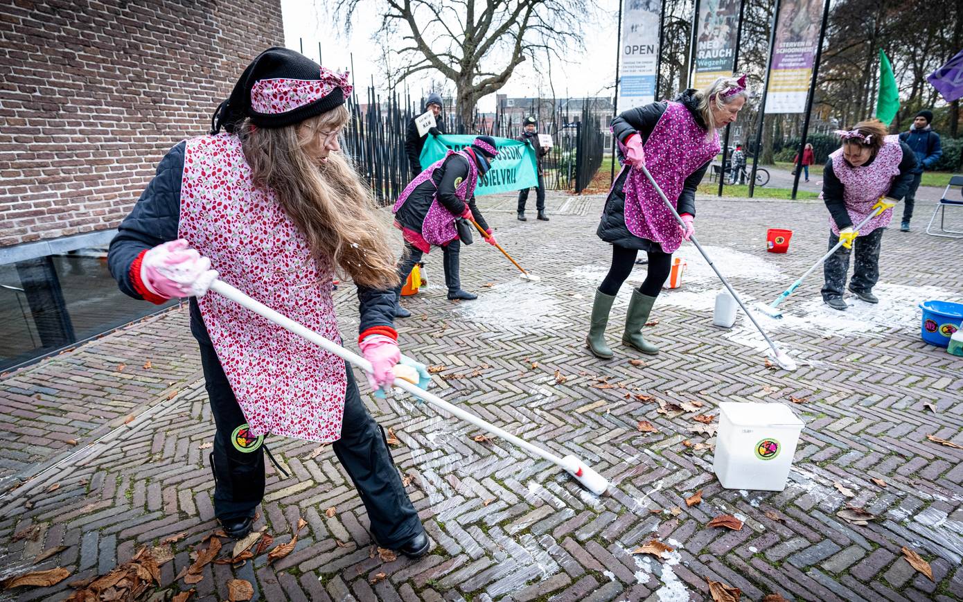 Extinction Rebellion wast Drents Museum: 'is smerig door oliegeld van NAM'