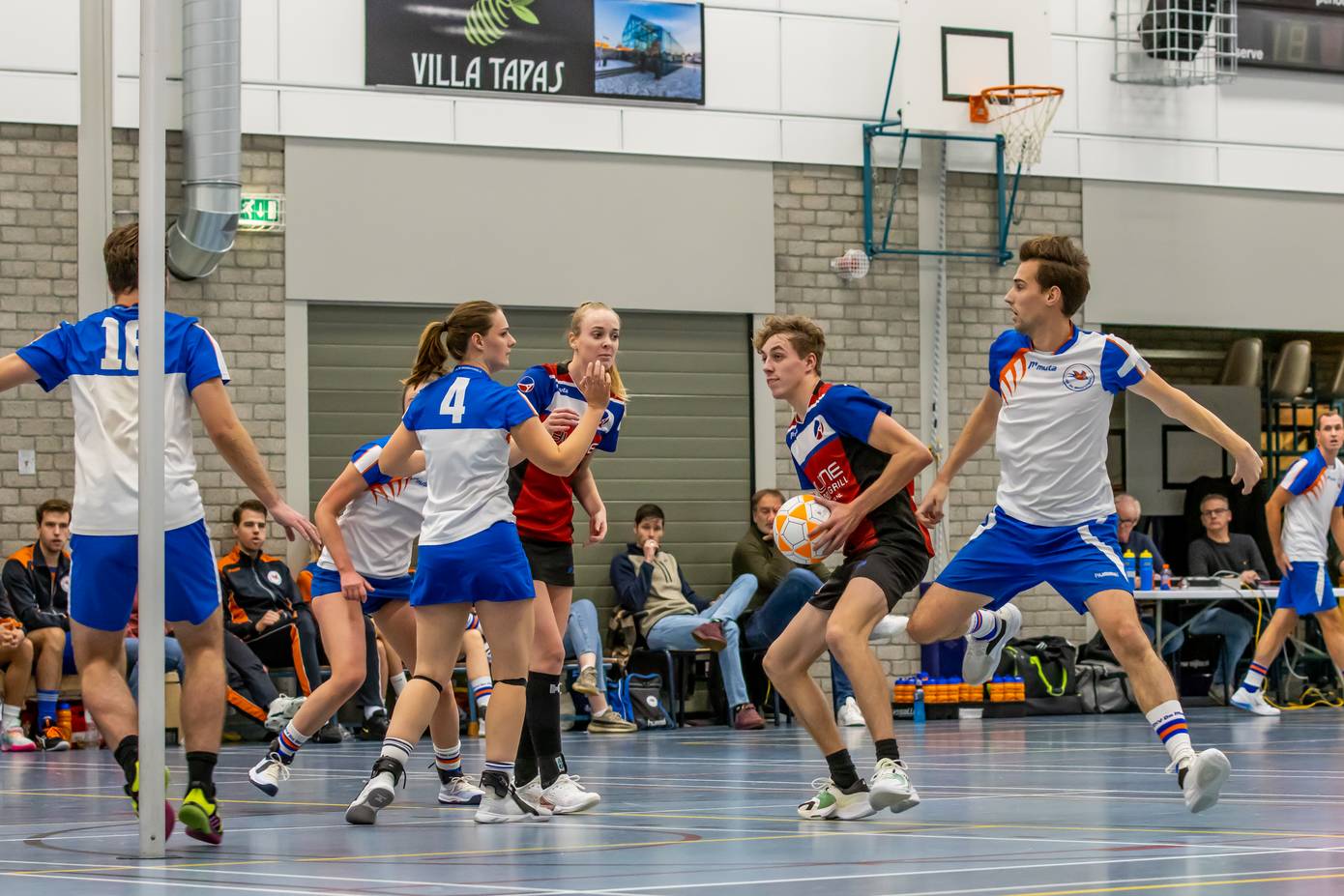 AVO 1 verliest met 16-17 in hoofdklasse debuut Marsdijkhal; AVO 2 pakt punt