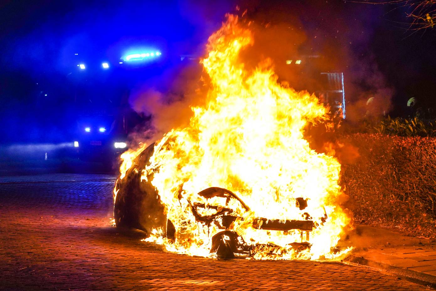 Auto verwoest door vlammenzee in Assen (Video)