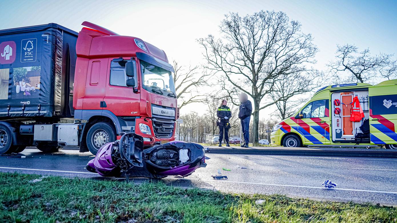 Traumahelikopter bij ernstig ongeval tussen vrachtwagen en scooter (Video)