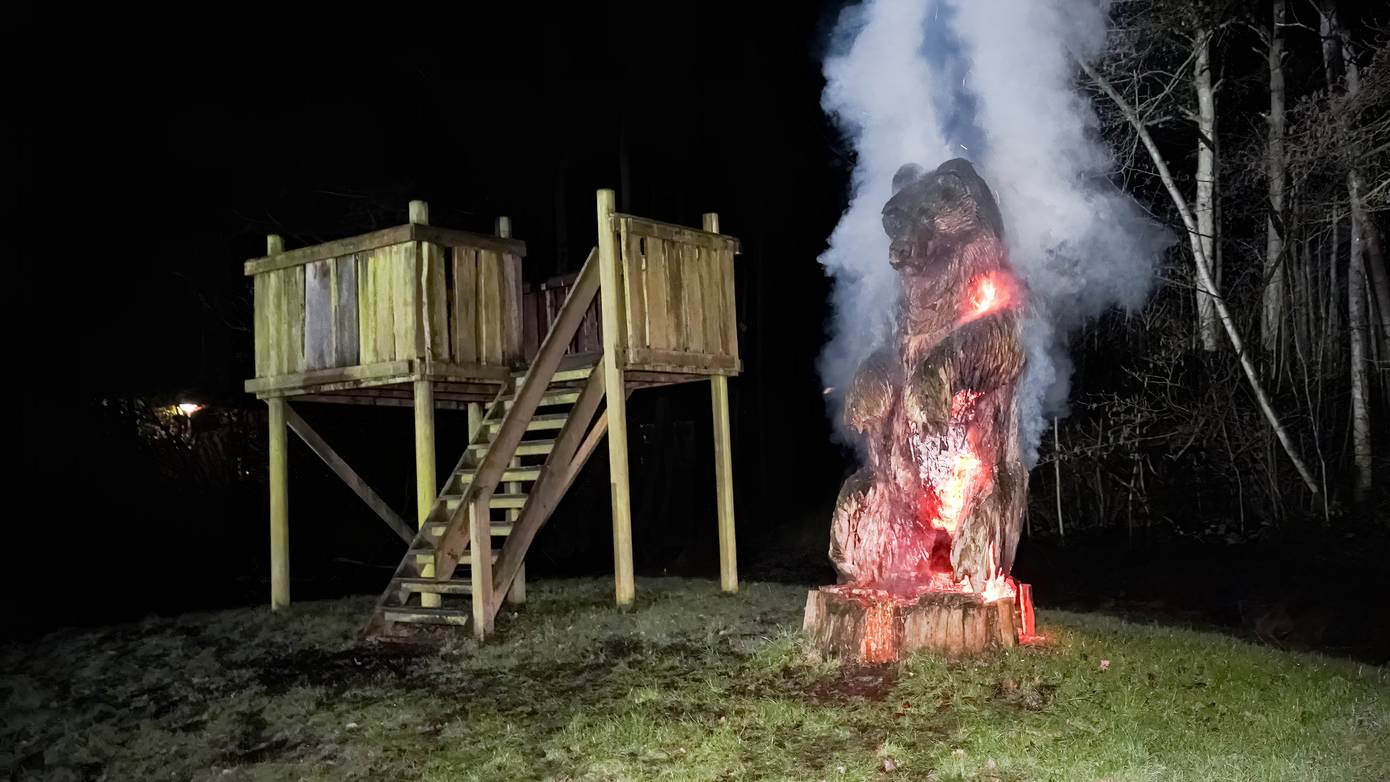 Houten standbeeld van een beer gaat in vlammen op