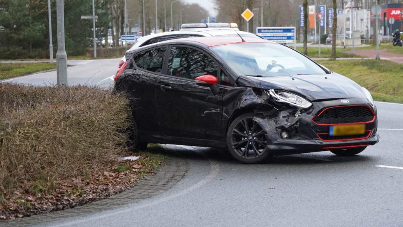 Auto's botsen op kruising in Marsdijk