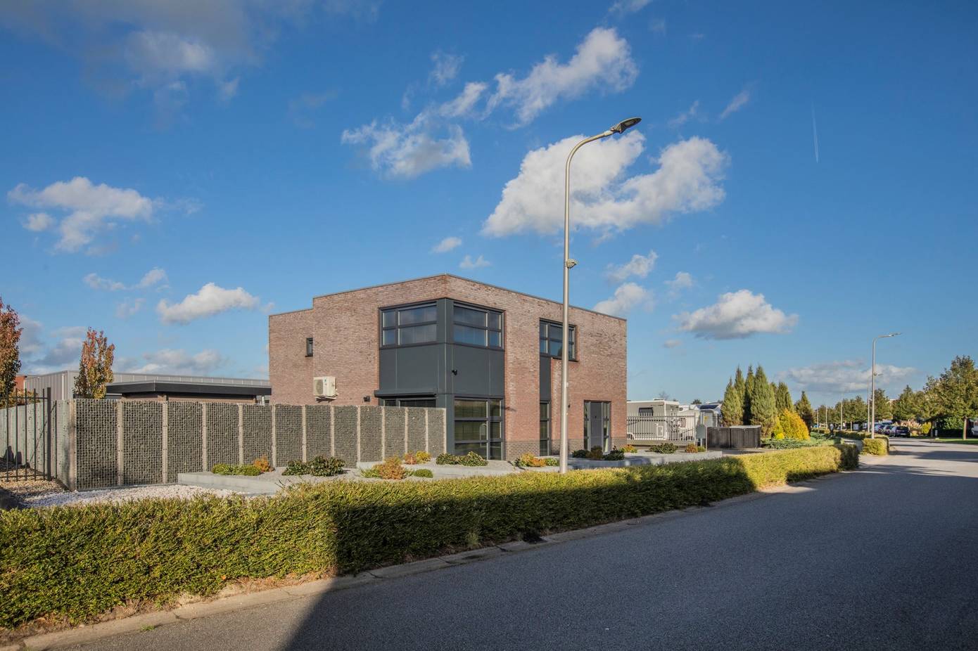 Te koop in Assen: moderne woning met loods en eigen zwembad