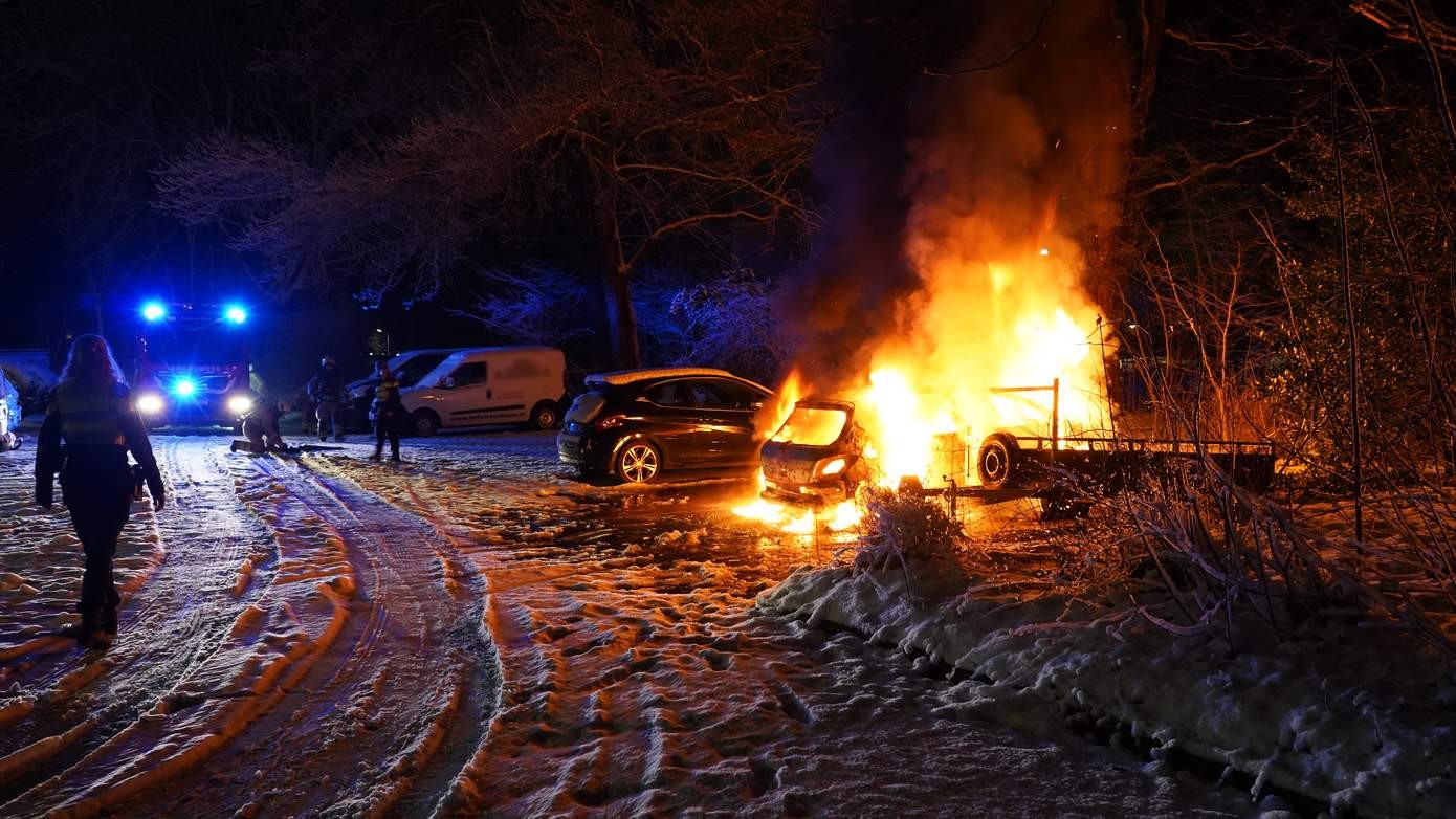 Na tijd van stilte weer een geparkeerde auto in brand in Assen