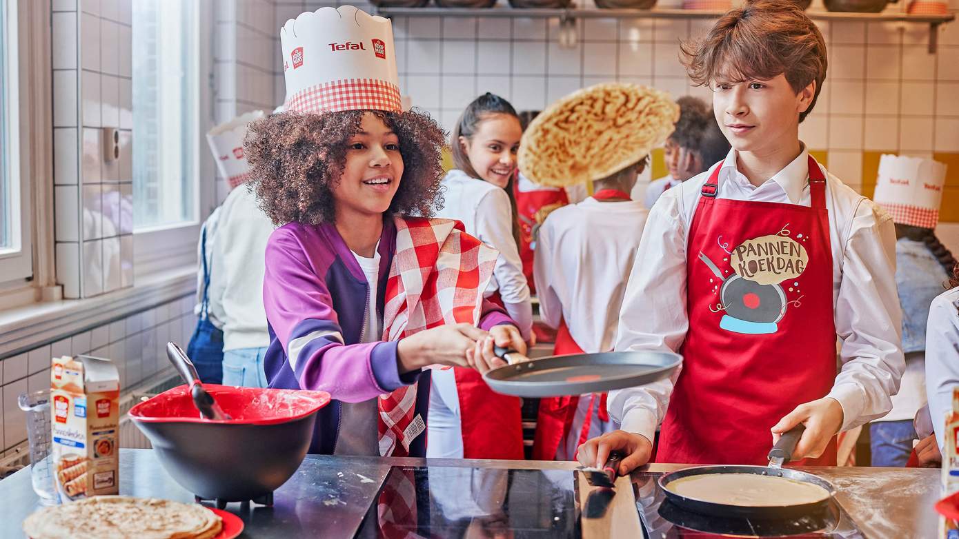 Kinderen bakken massaal pannenkoeken voor ouderen op nationale pannenkoekdag