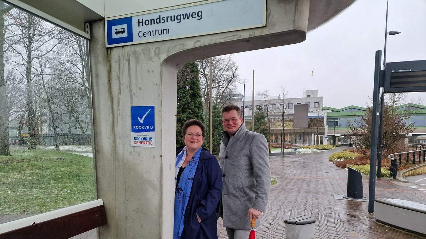 Vanaf voorjaar 2023 rookvrije bushaltes in Drenthe