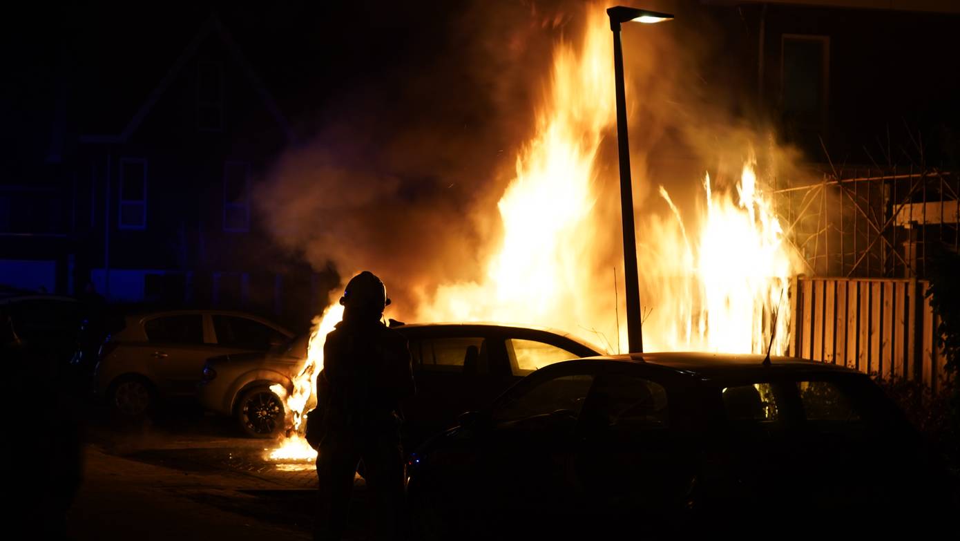 Grote vlammenzee verwoest twee auto's in Assen (Video)