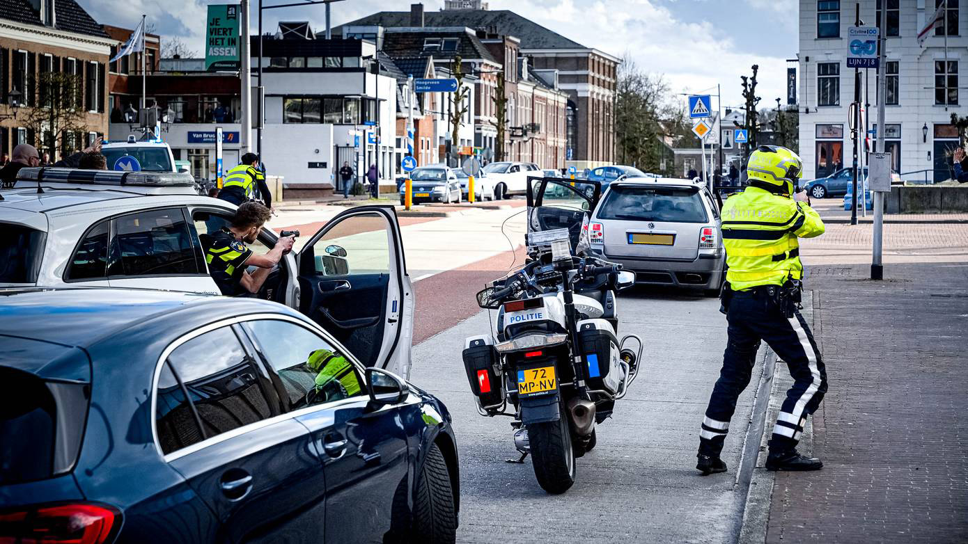 Agenten met getrokken pistolen houden vijf personen aan in centrum van Assen