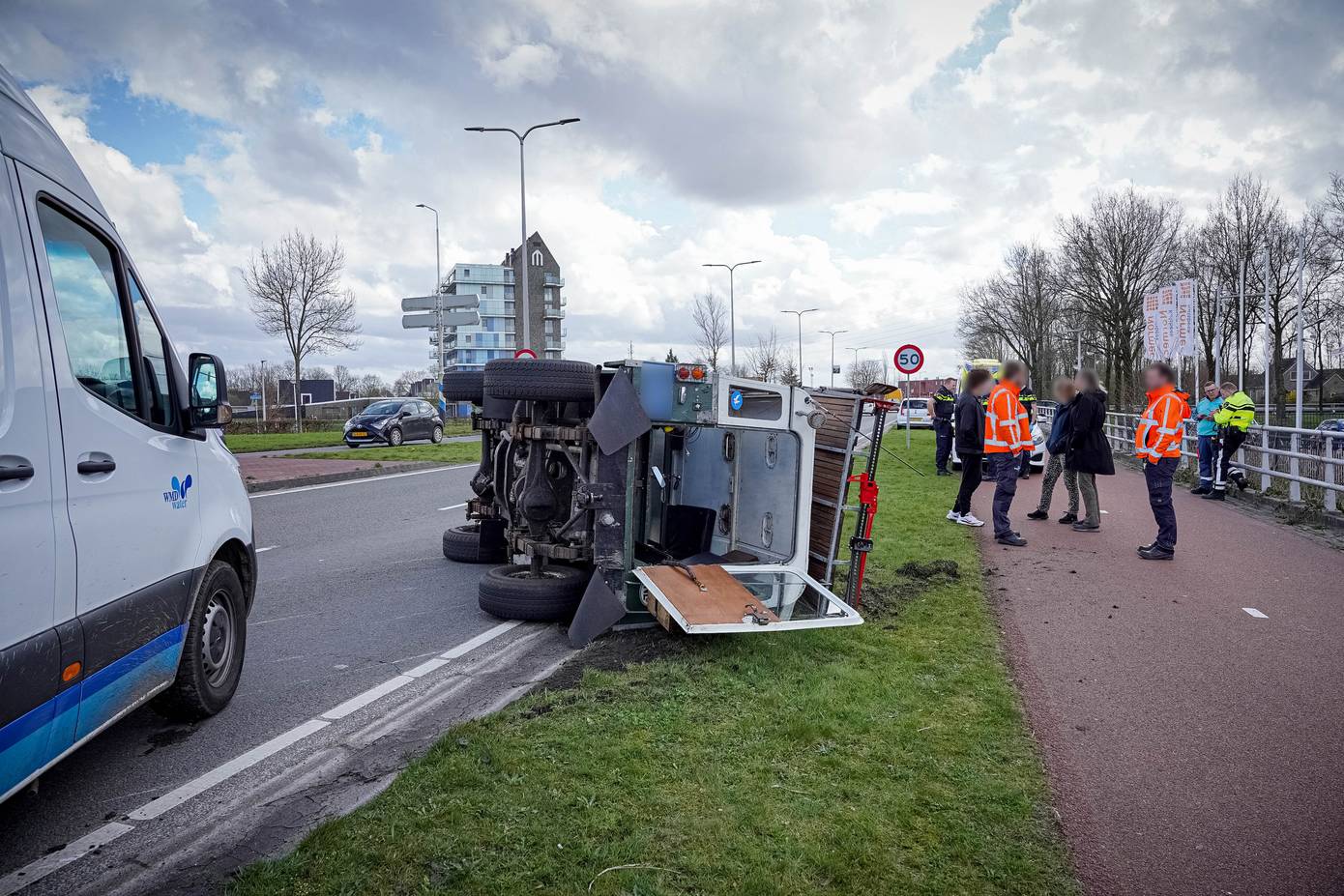 Terreinwagen belandt op zijkant in Assen