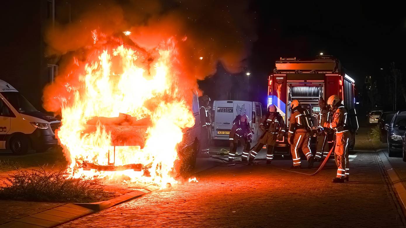 Bedrijfsbusje brandt volledig uit in Assen