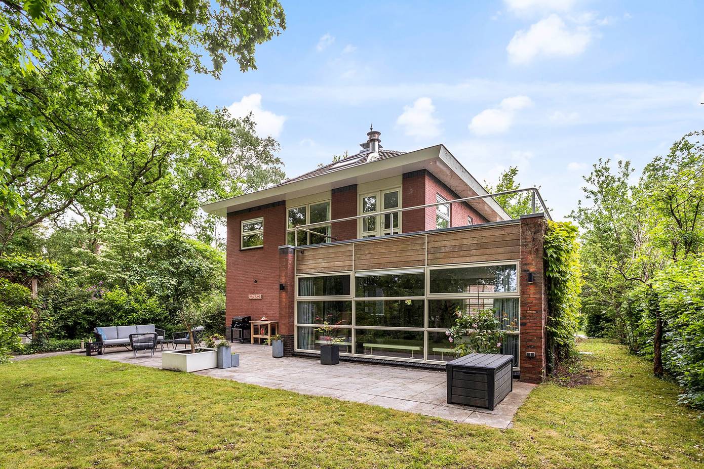 Te koop in Assen: groot herenhuis met vier verdiepingen in villawijk Houtlaan