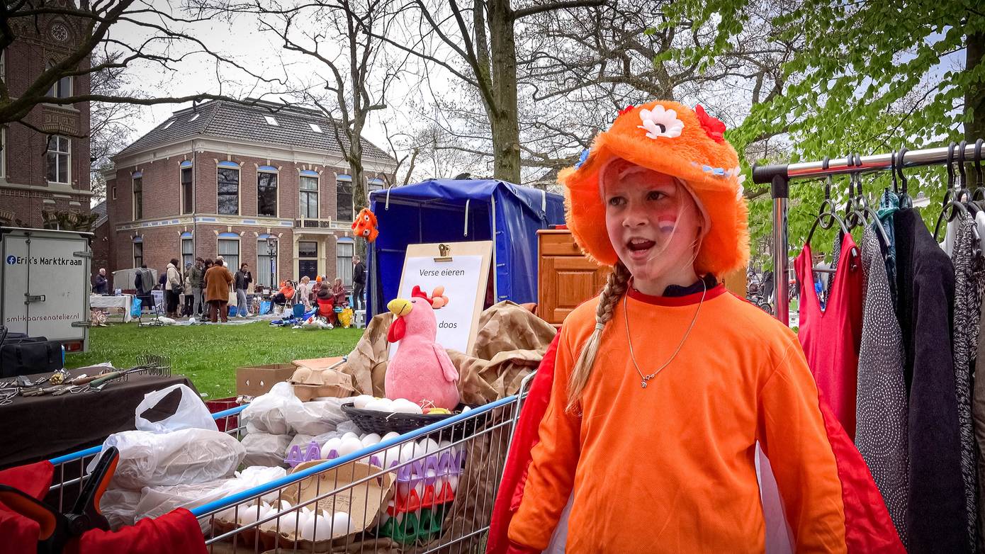 Sfeerimpressie Koningsdag in Assen: “Één doosje eieren voor maar twee euro!”