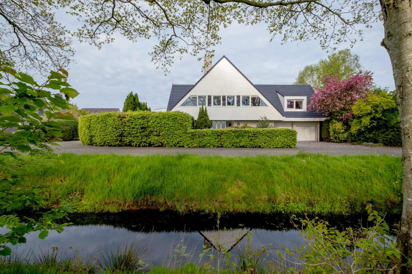 Te koop in Assen: ruime robuuste vrijstaande villa met dakterras en dubbele garage
