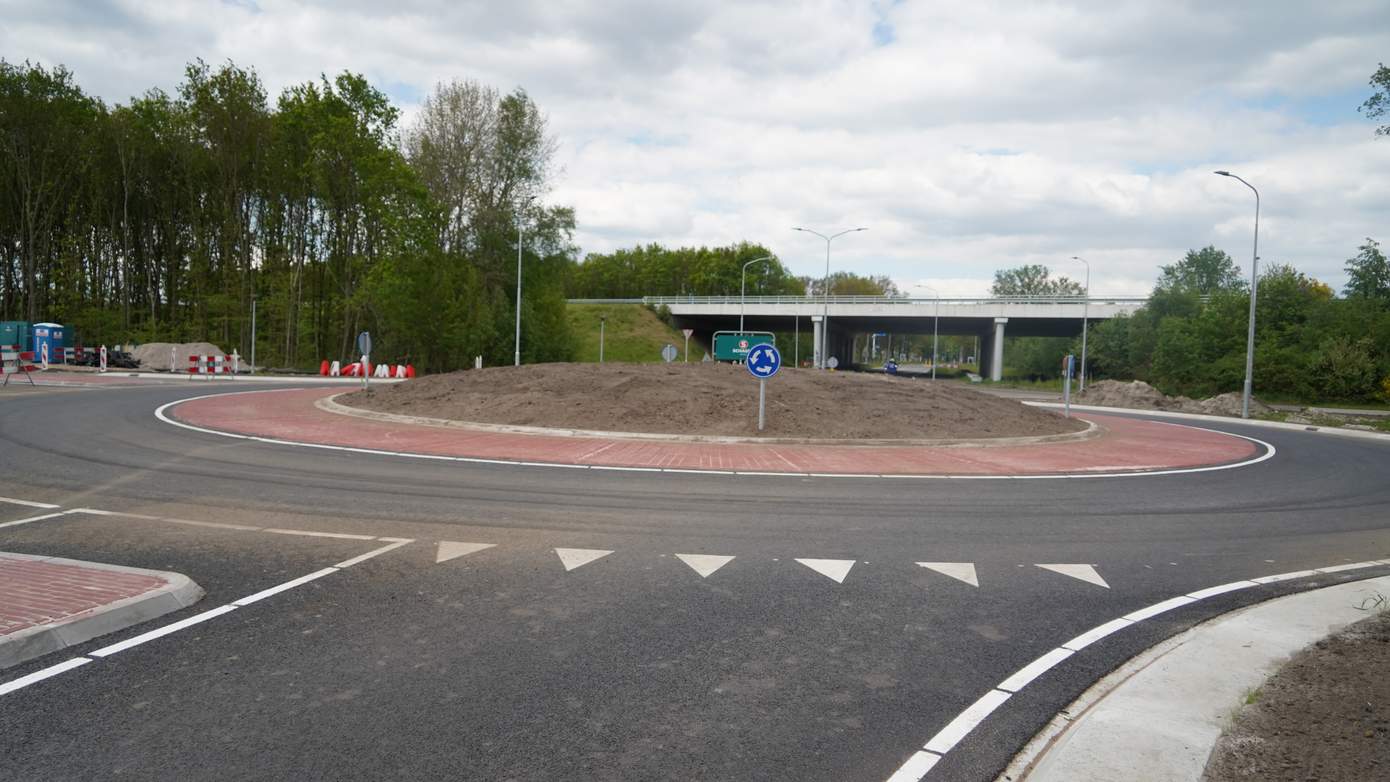 Graswijk tussen Assen en Hooghalen weer open voor al het verkeer met nieuwe rotonde