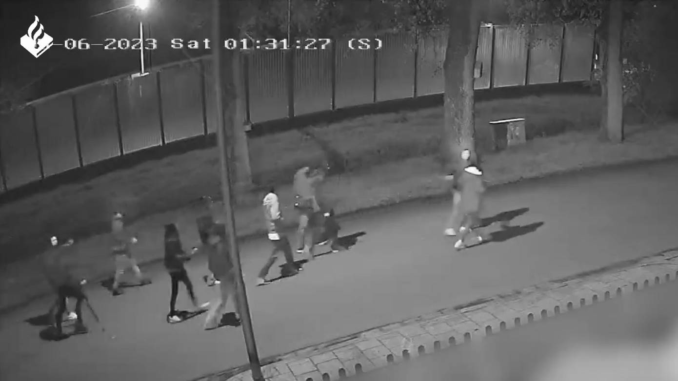 Politie geeft beelden vrij van tieners die plotseling door groep zwaar worden mishandeld