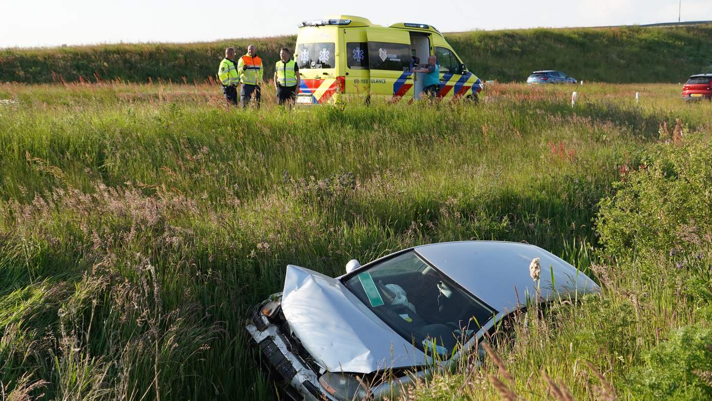 Auto de sloot in bij afslag A28 naar N33