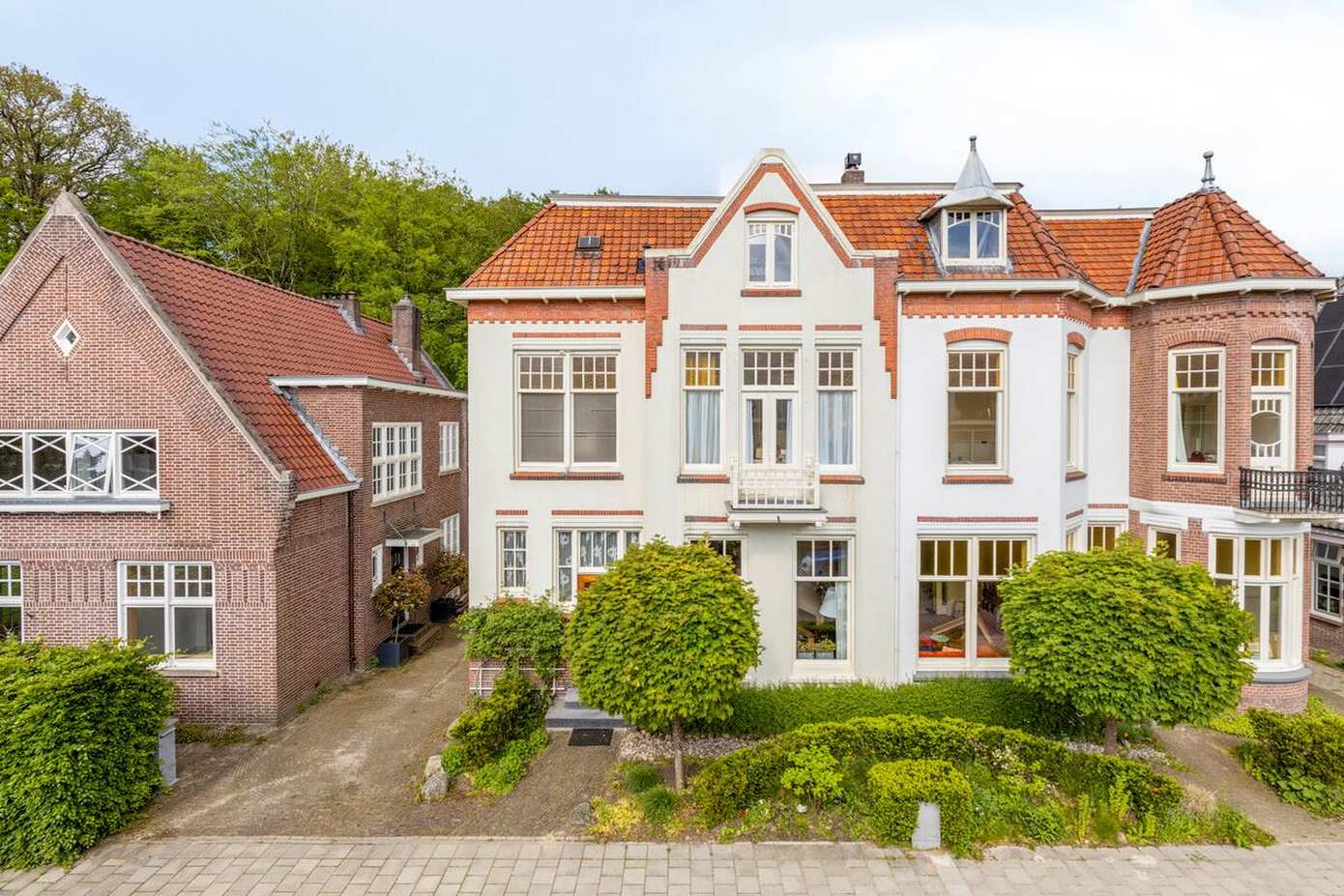 Te koop in Assen: karakteristiek half vrijstaand herenhuis aan het Asserbos met 6 slaapkamers