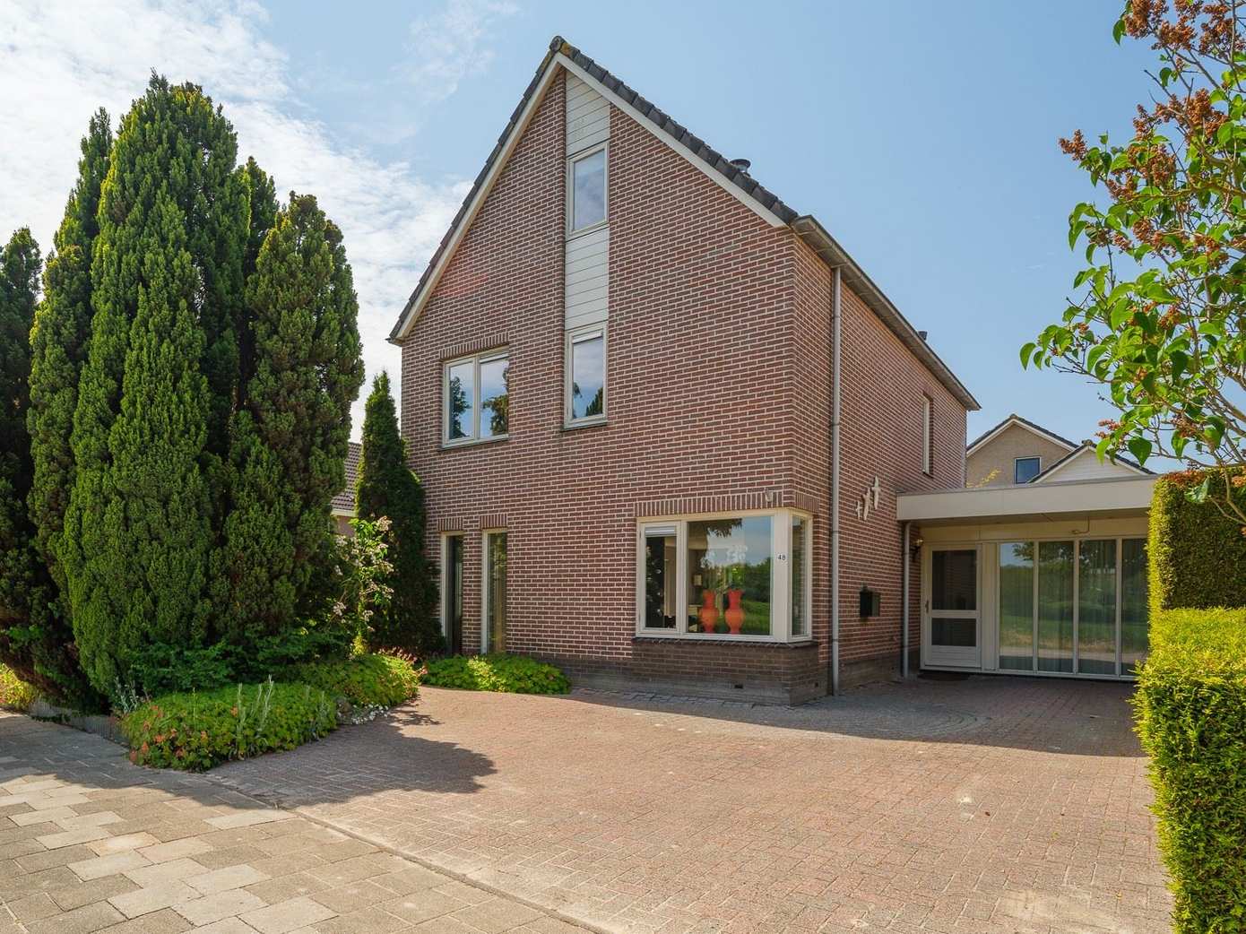 Te koop in Assen: riante vrijstaande woning met meerdere terrassen en uitzicht over Havenkanaal