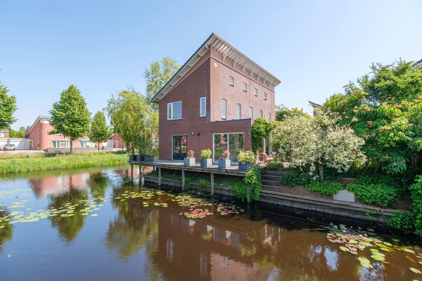 Te koop in Assen: riante vrijstaande woning met vlonderterras aan water