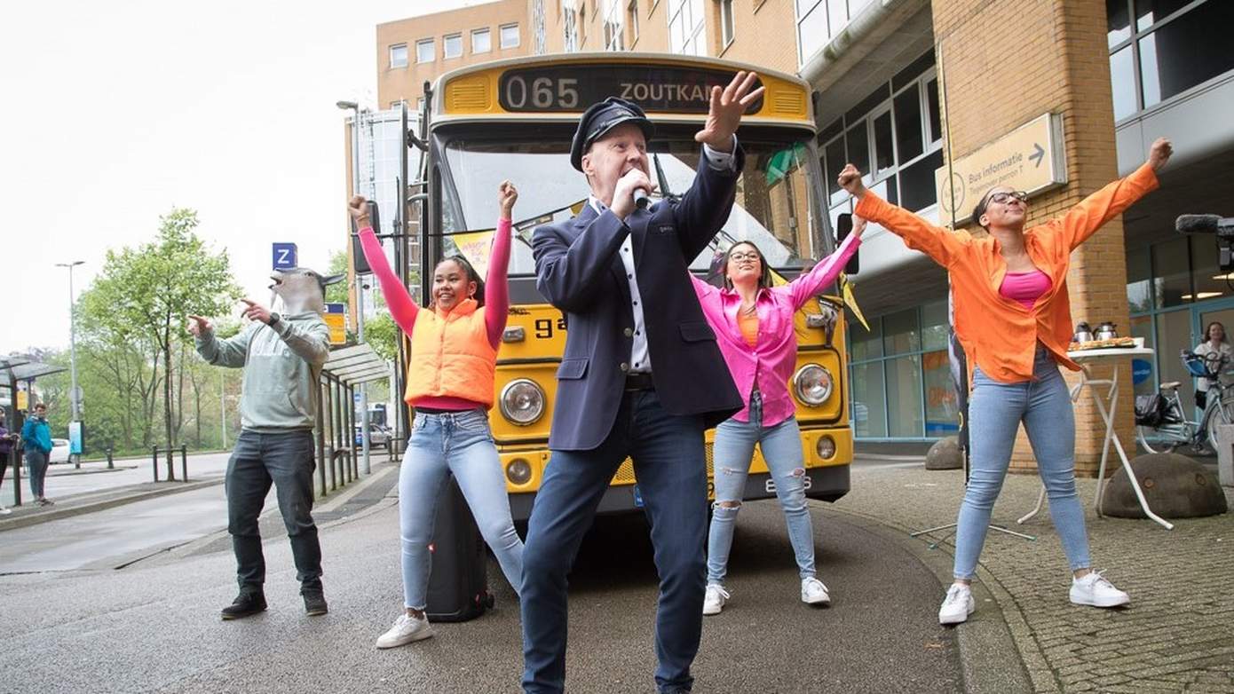 Spot zingende buschauffeur Burdy in de bus en win twee dagkaarten