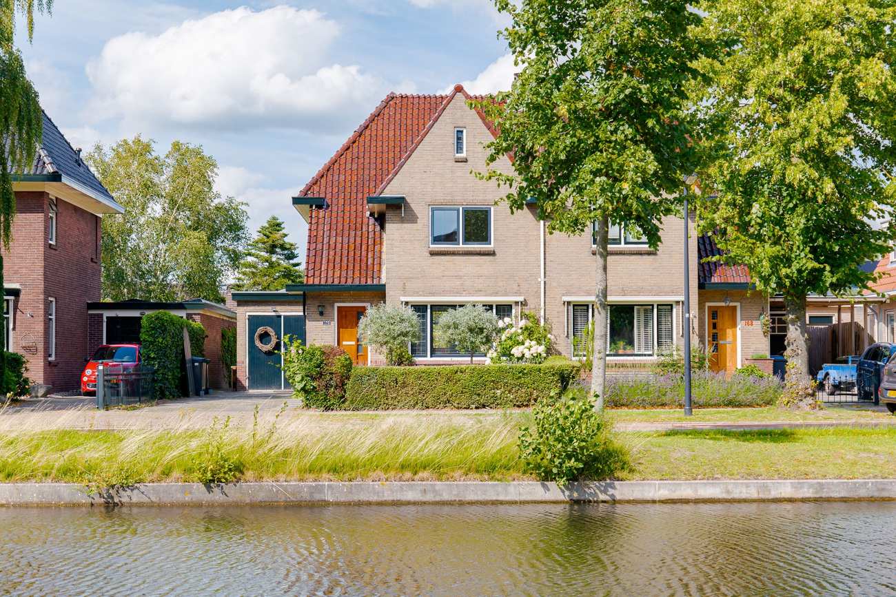 Te koop in Assen: karakteristieke helft van dubbele woning met grote tuin en uitzicht op De Vaart