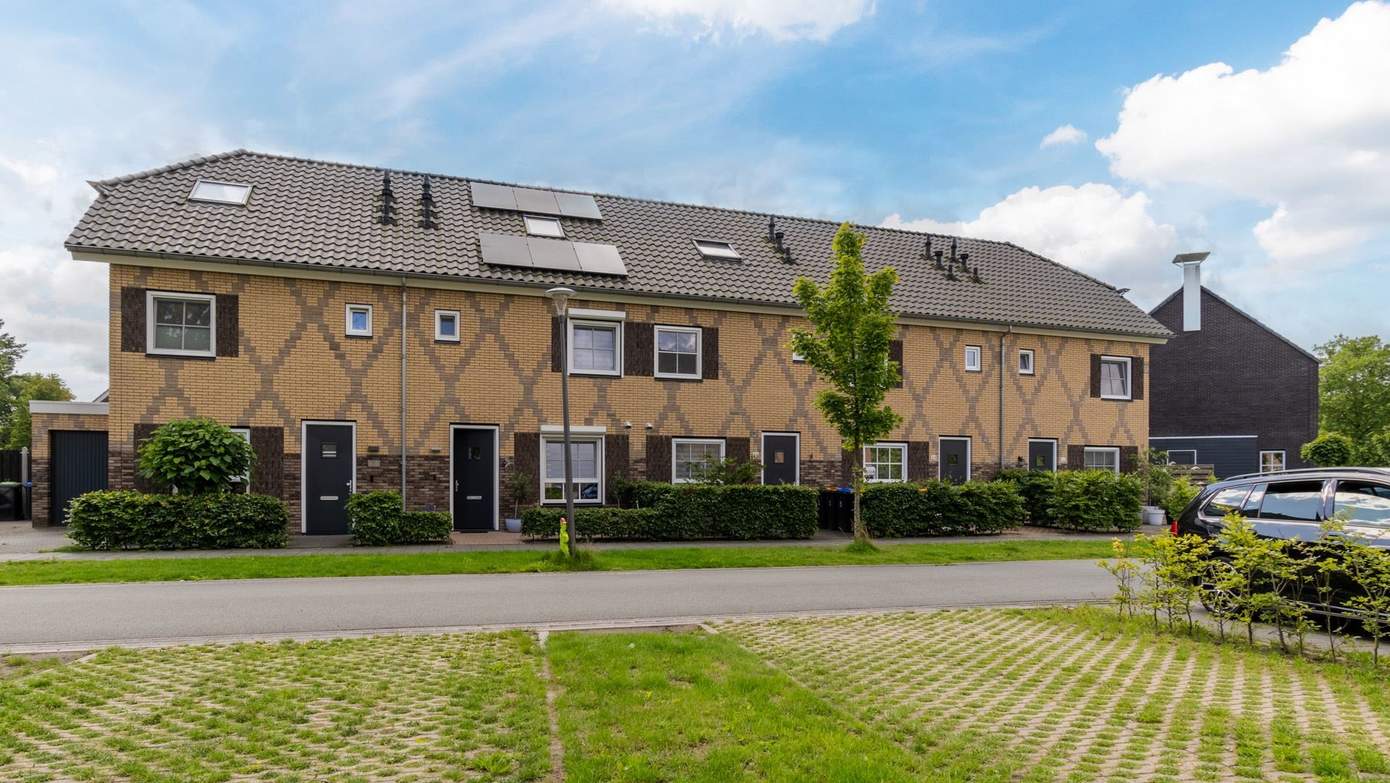 Te koop in Assen: instapklare tussenwoning met luxe serre, pelletkachel en 16 zonnepanelen