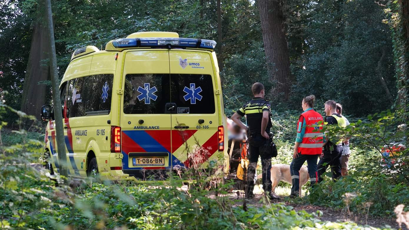 Man met elektrische rolstoel de sloot in bij Asserbos