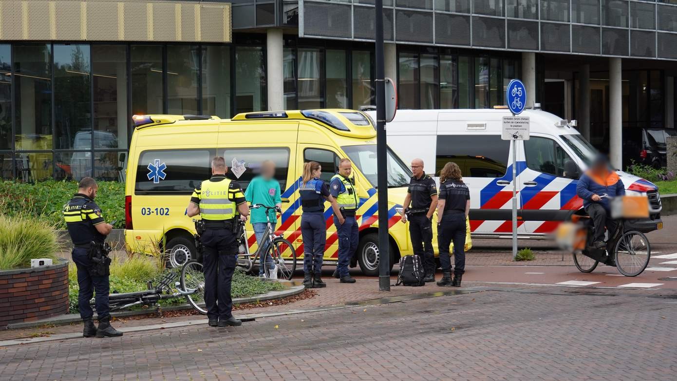Fietser ten val na aanrijding met auto nabij station