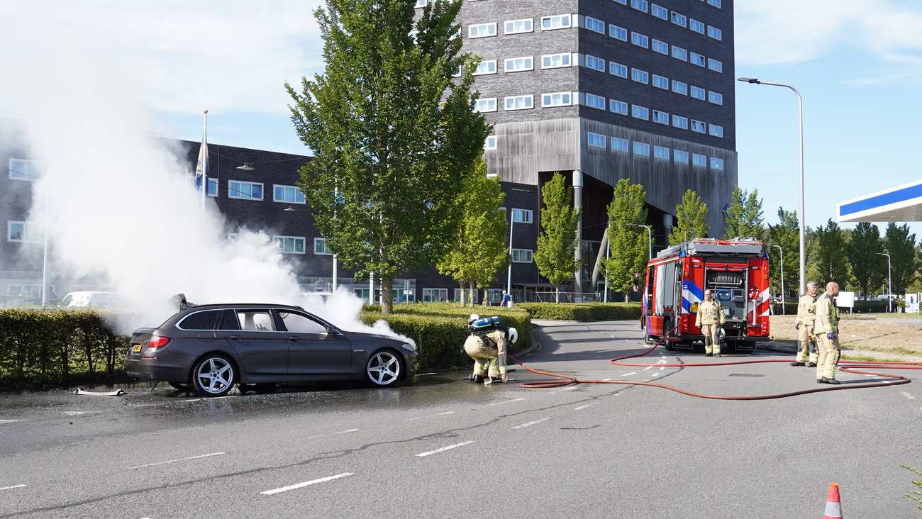 Auto door flinke vlammenzee compleet verwoest