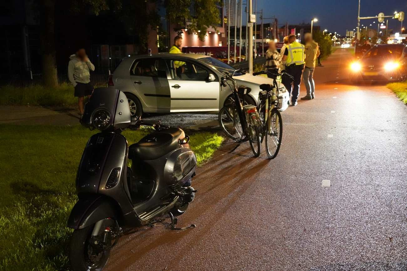 Auto en scooter botsen op elkaar op de Peelo