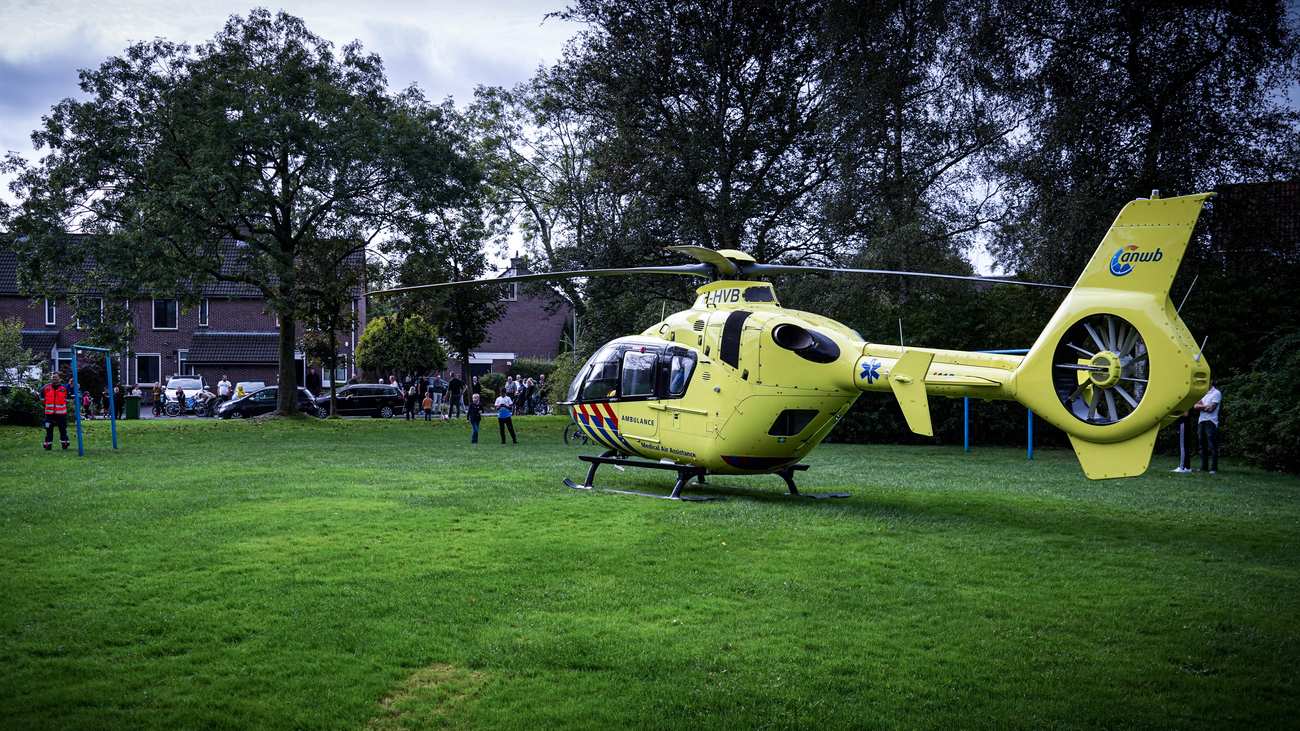 Traumahelikopter in Peelo trekt veel bekijks