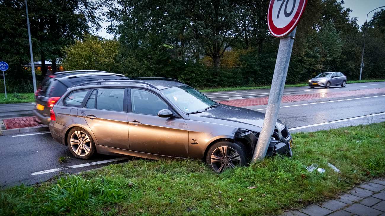 Flinke schade bij botsing tussen auto's in Assen