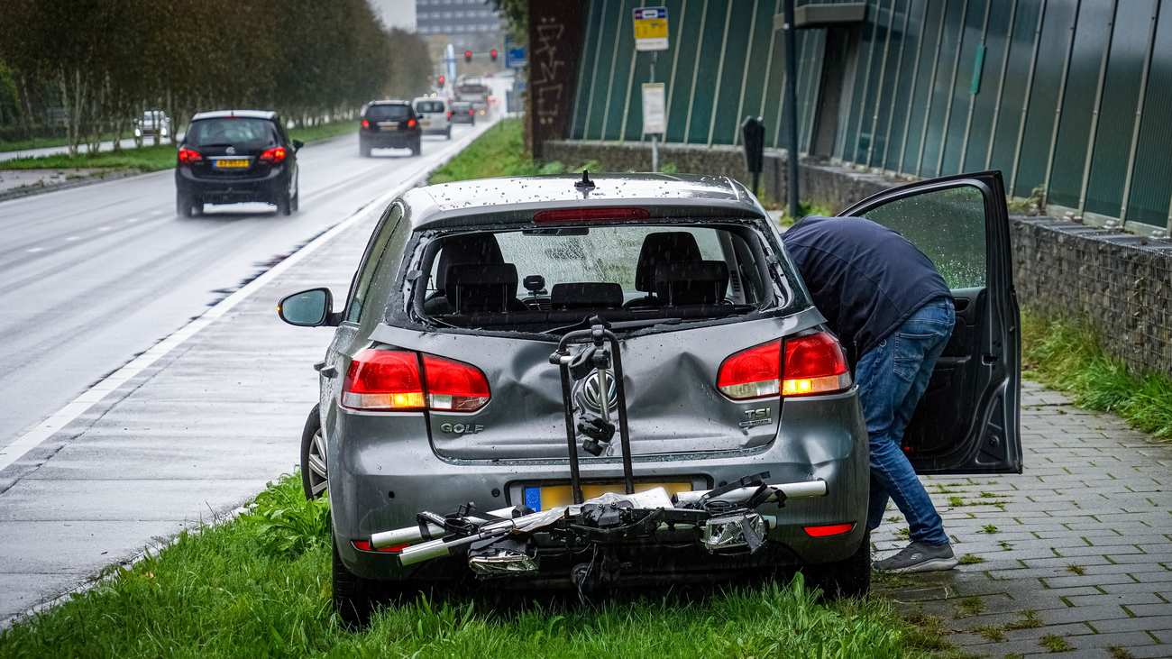 Auto's botsen op elkaar op Europaweg in Assen