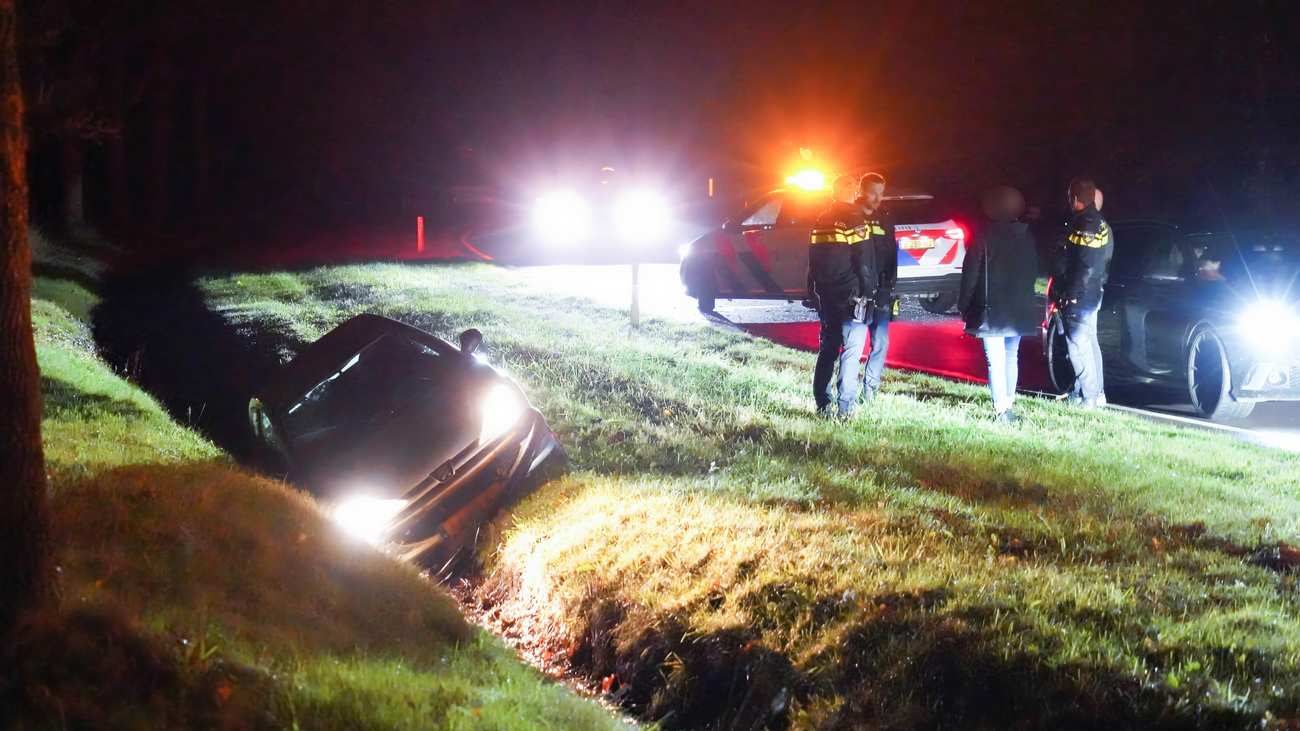 Auto raakt van de weg en belandt in sloot in Assen