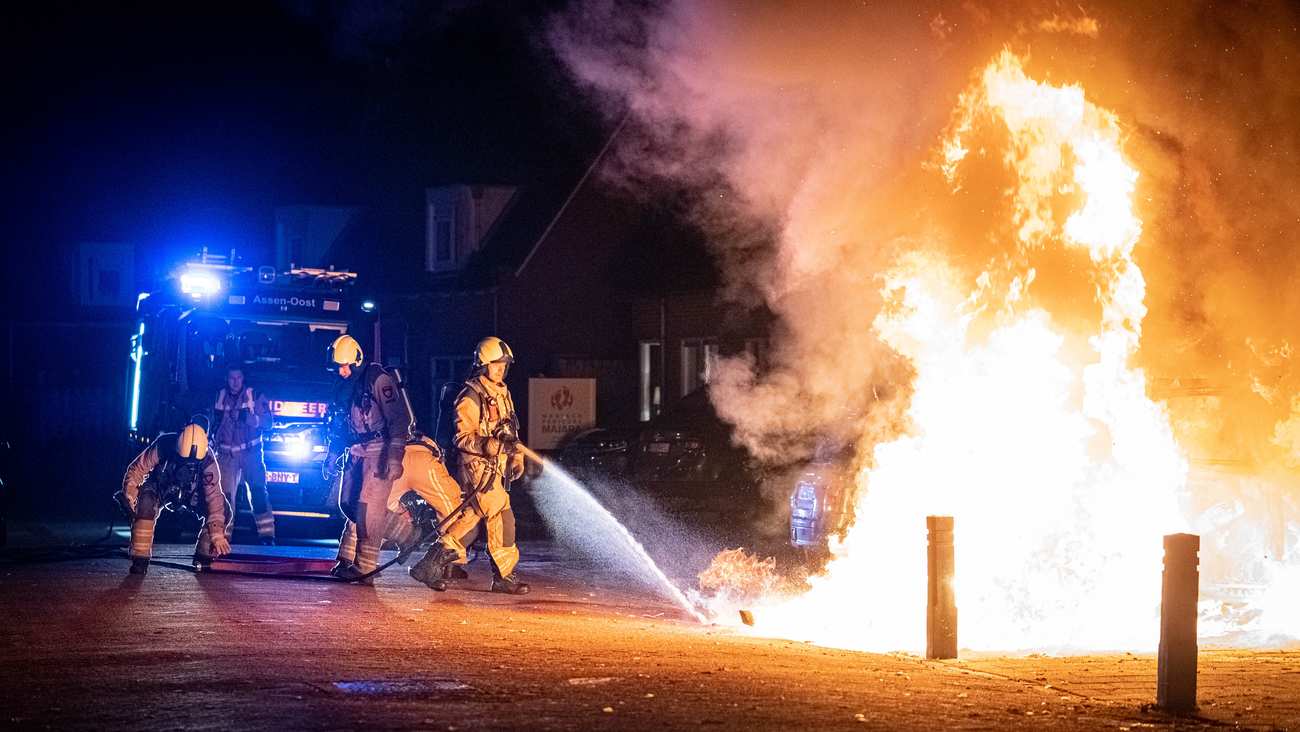 Auto verwoest door vlammenzee in Assen: tweede auto raakt beschadigd