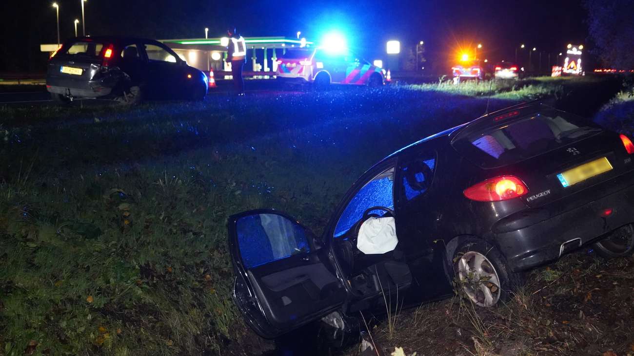 Auto belandt in de sloot bij ongeval op A28