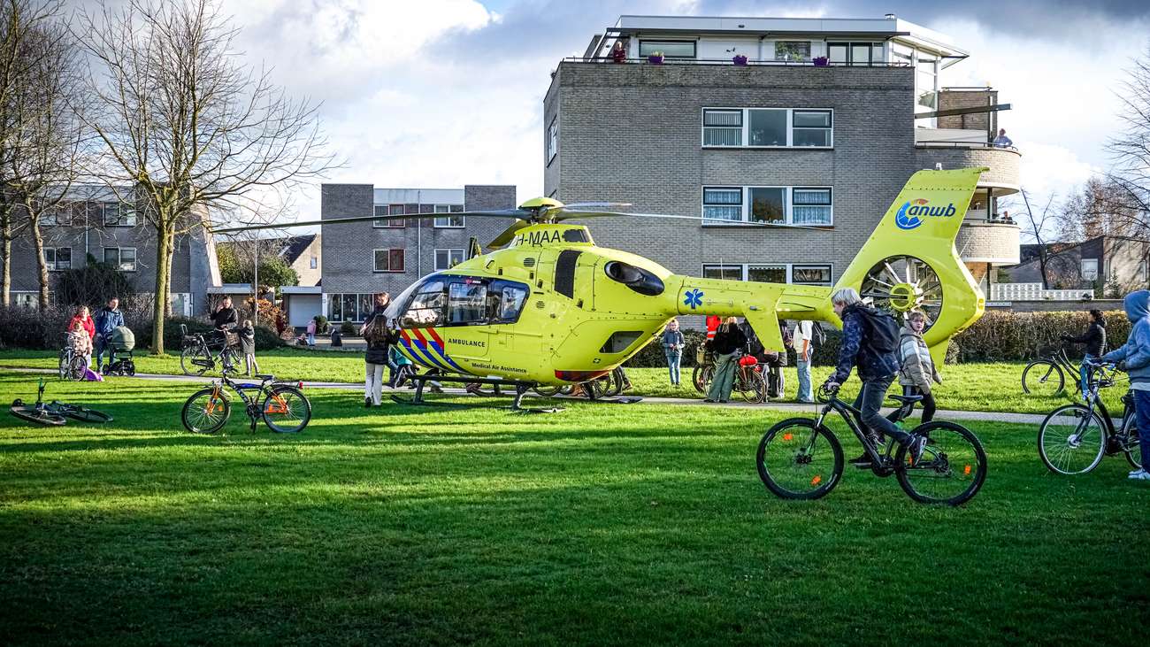 Traumahelikopter in Marsdijk trekt veel bekijks