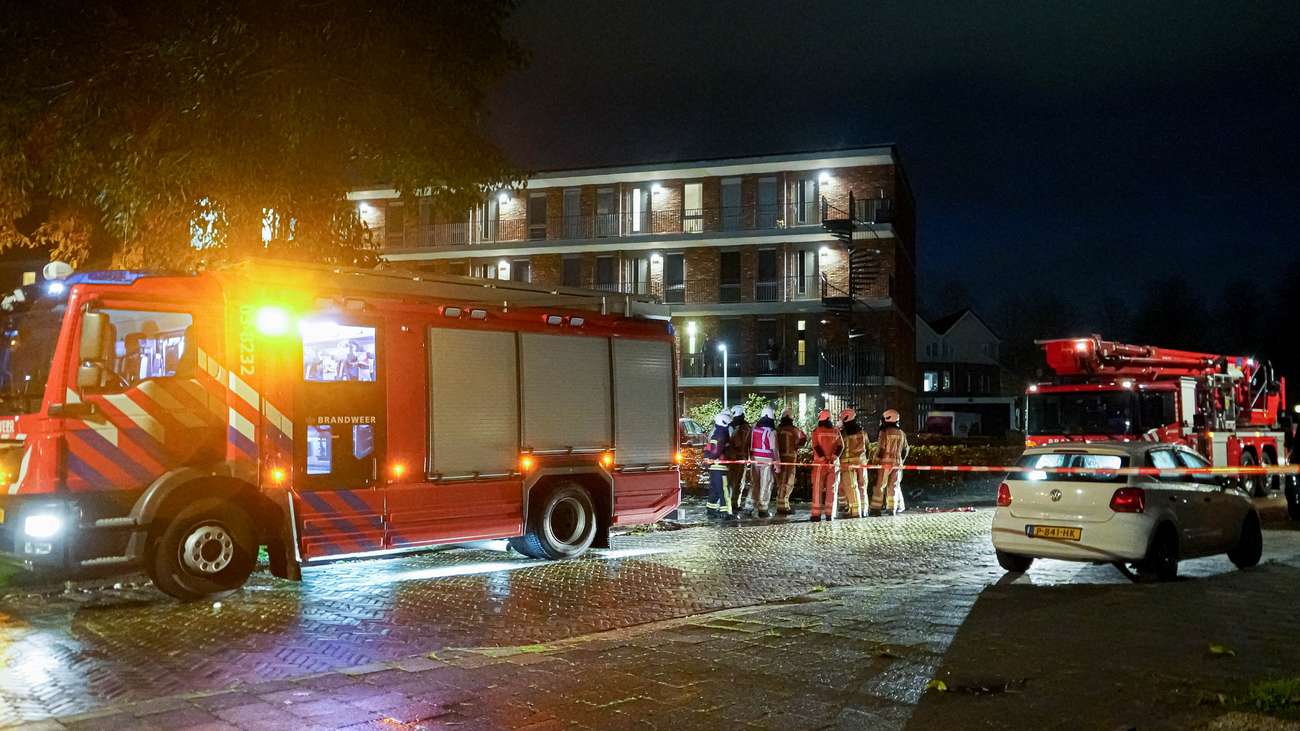 Bakstenen, bouwmaterialen en zelfs zonnepaneel van dak gewaaid door harde windstoten