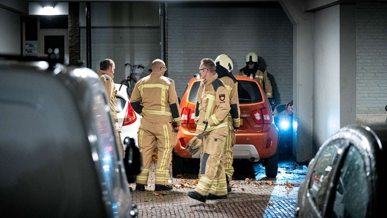 Politie voorkomt erger en blust beginnende autobrand door brandstichting in Assen