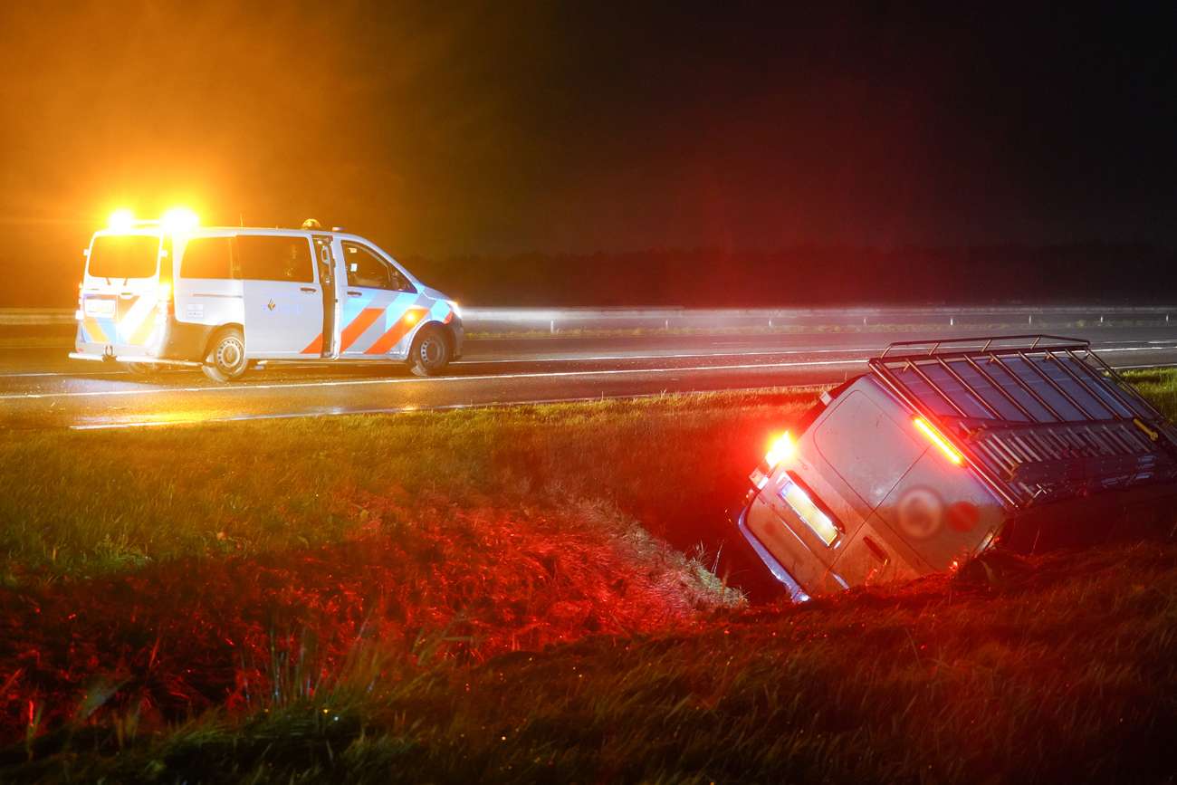 Busje raakt van de A28 bij Assen en belandt in de sloot