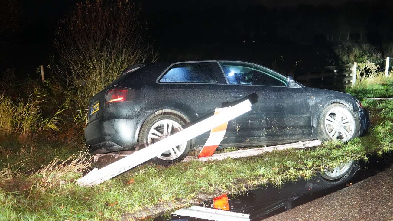 Auto raakt van de weg en rijdt plaatsnaambord van Assen omver