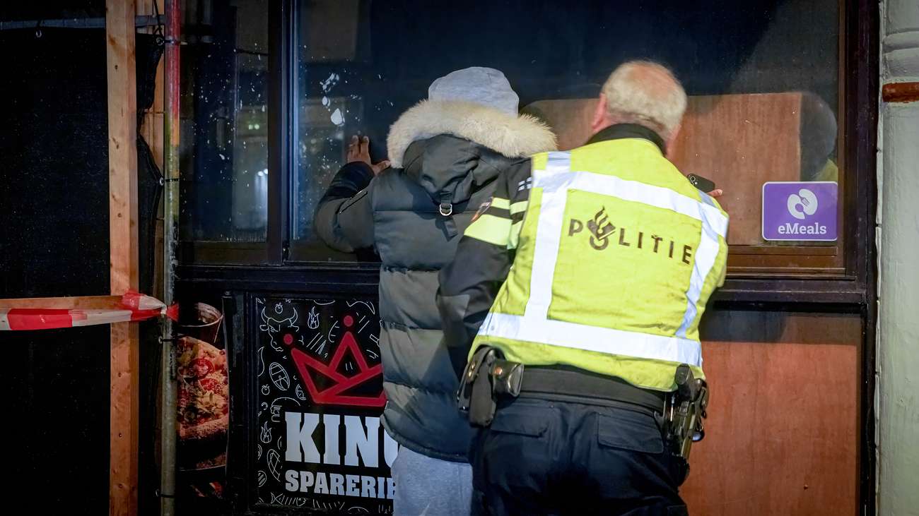 Politie vindt messen, zwaar vuurwerk en harddrugs tijdens grote controle in binnenstad van Assen