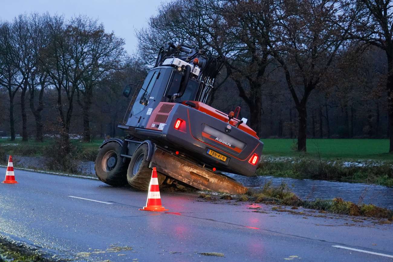 Graafmachine raakt van de weg en belandt nét niet in het water