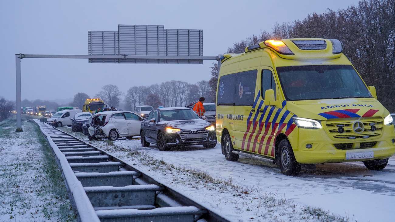 Kettingbotsing met meerdere voertuigen zorgt voor ravage op N33