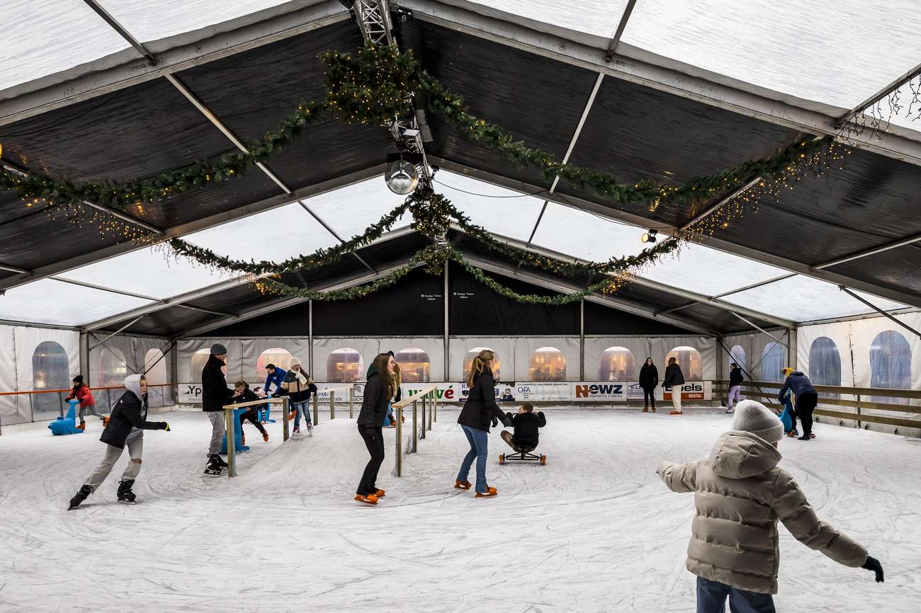 Schaatsbaan op Koopmansplein weer open; koopmansplein in winterse sferen