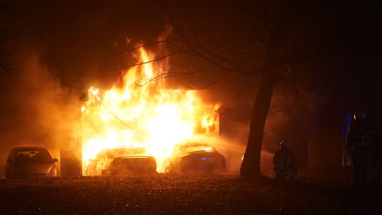 Grote uitslaande brand in parkeergarage Doevenkamp (Video)