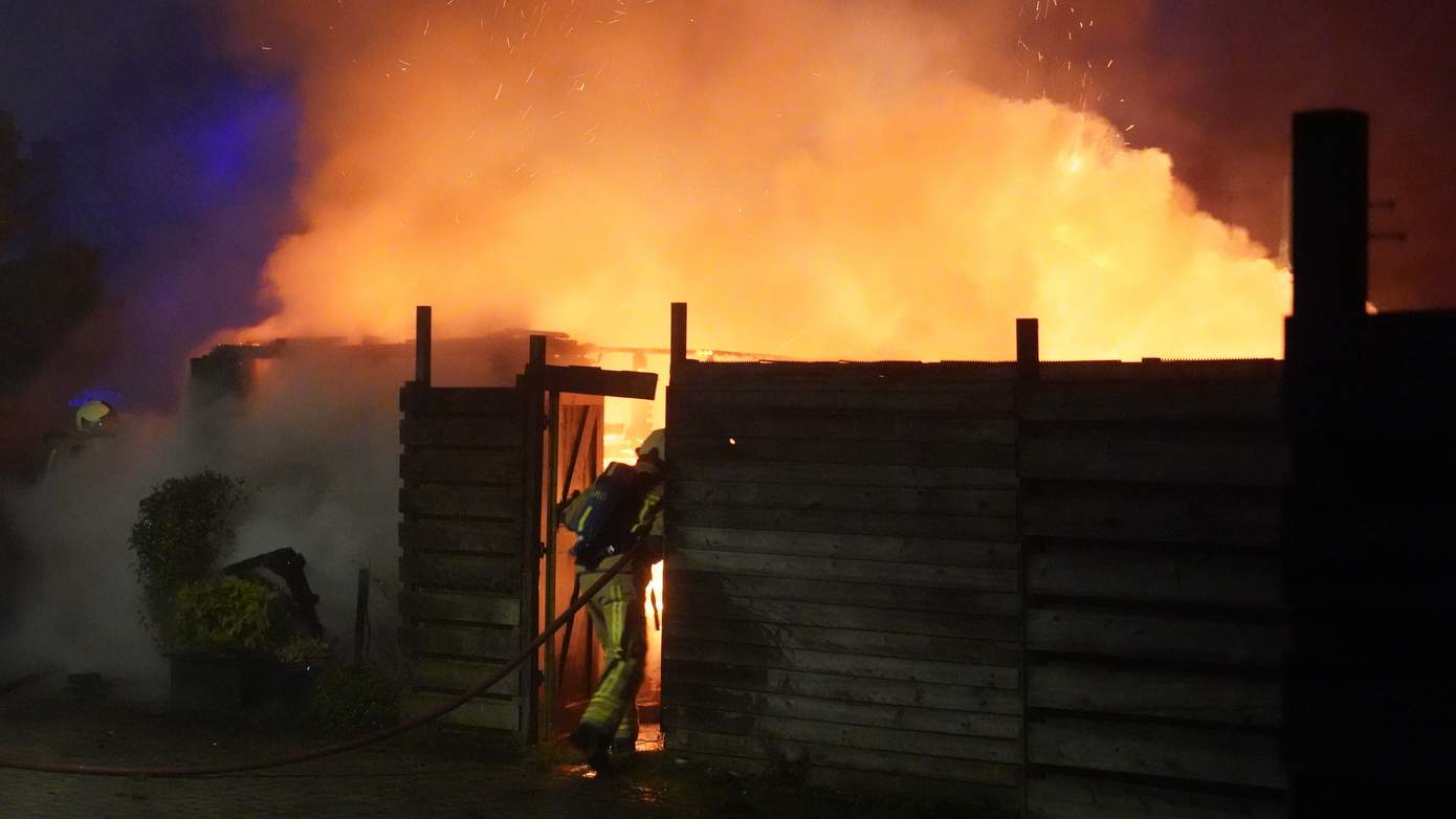 Schuurtje volledig afgebrand in Assen-Oost (video)