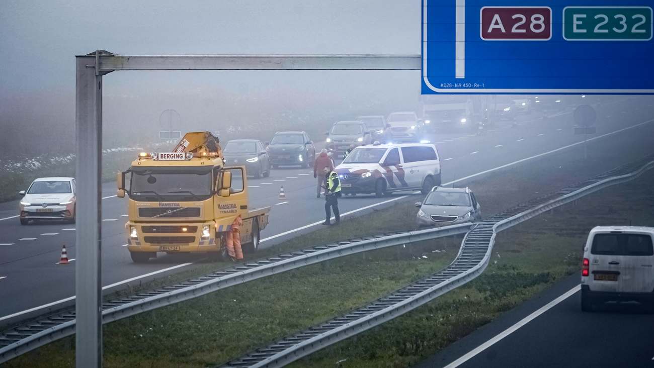 Gewonde bij botsing tussen auto en vrachtwagen op A28