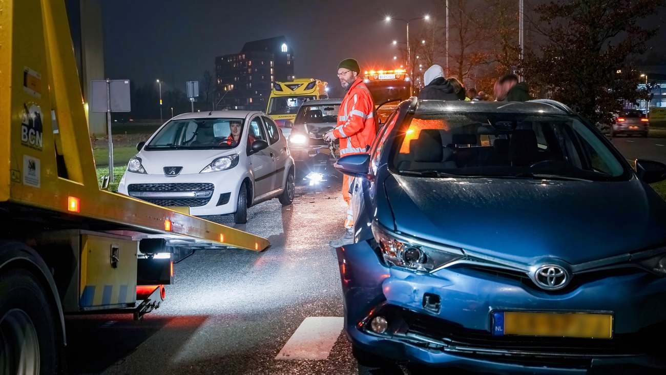 Gewonde bij botsing met vijf auto's in Assen