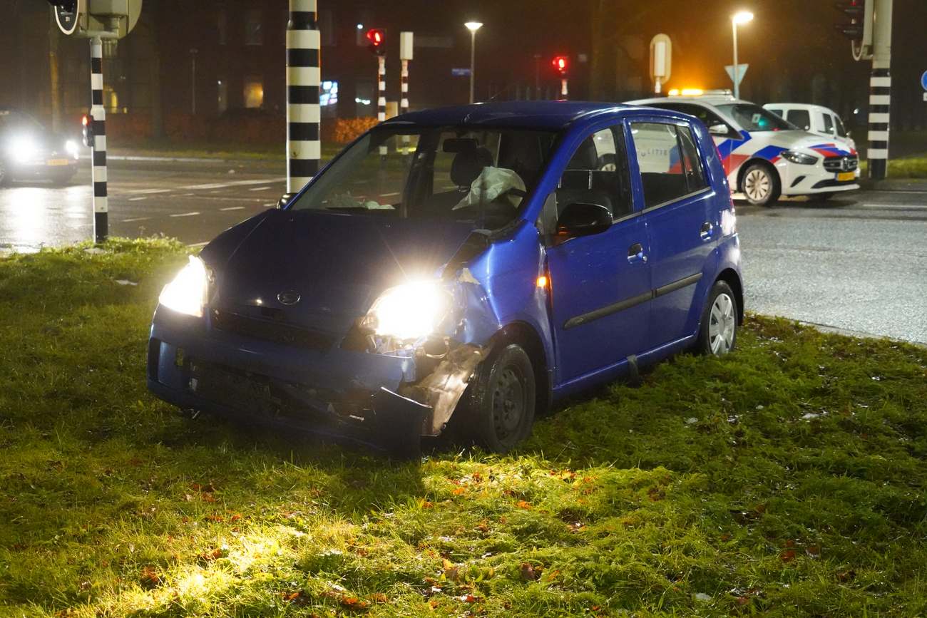 Flinke schade bij botsing tussen twee auto's in Assen